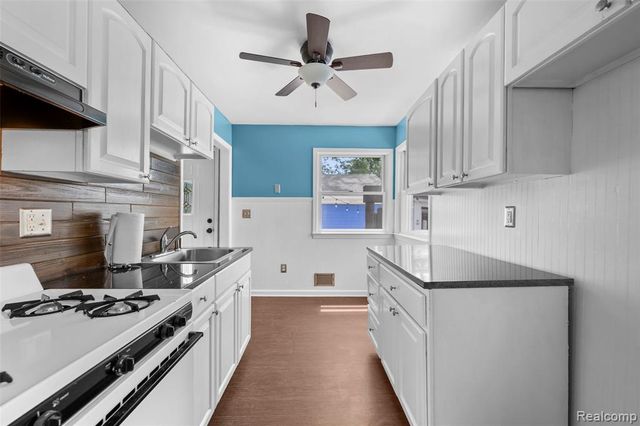 536 E Barrett Avenue, Madison Heights, MI 48071