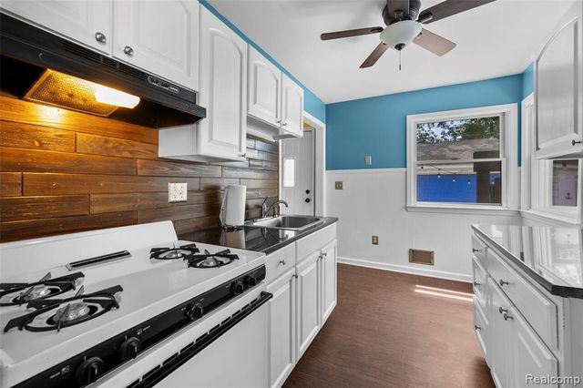 536 E Barrett Avenue, Madison Heights, MI 48071