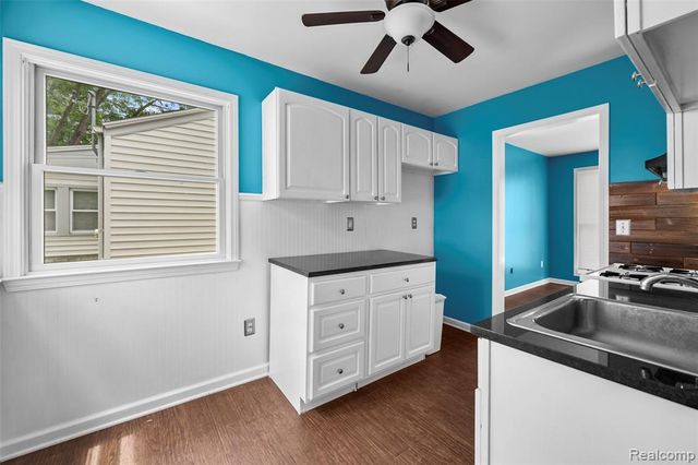 536 E Barrett Avenue, Madison Heights, MI 48071