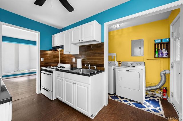 536 E Barrett Avenue, Madison Heights, MI 48071