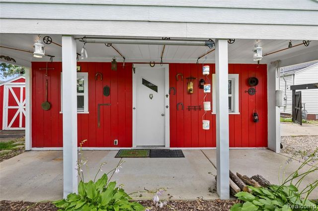 536 E Barrett Avenue, Madison Heights, MI 48071