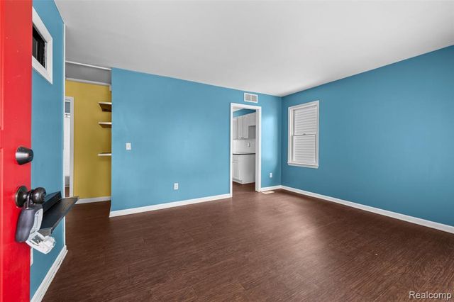 536 E Barrett Avenue, Madison Heights, MI 48071