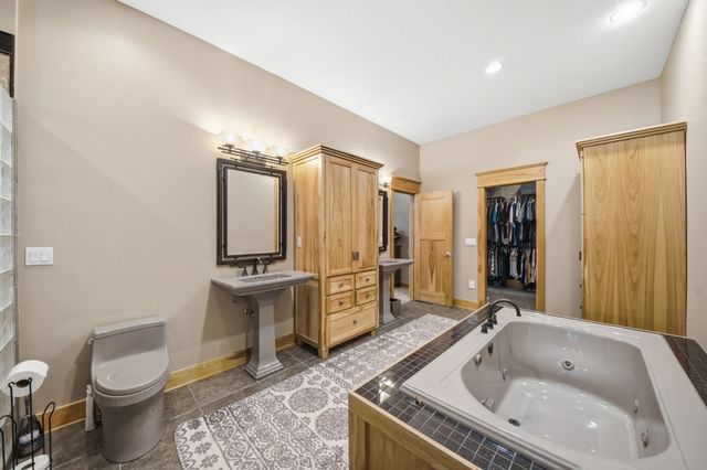 10351 NW Beaver Drive, Johnston, IA 50131