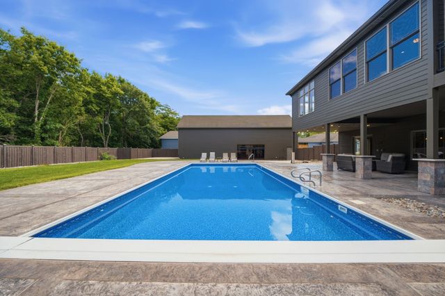 10351 NW Beaver Drive, Johnston, IA 50131