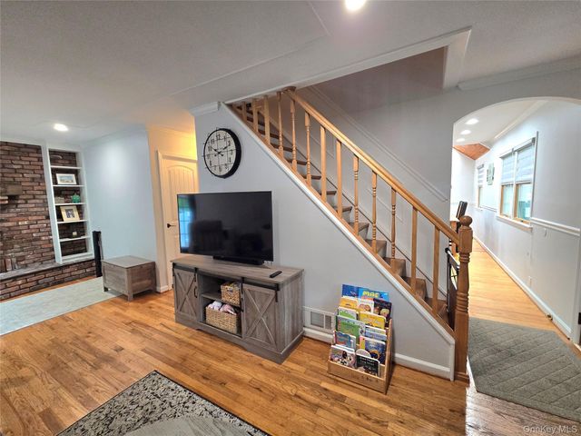 9 Runyon Street, Bay Shore, NY 11706