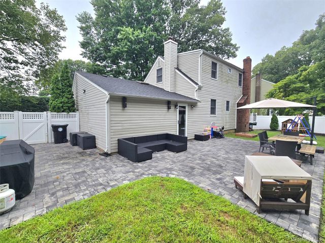 9 Runyon Street, Bay Shore, NY 11706