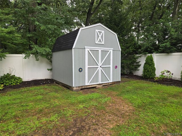 9 Runyon Street, Bay Shore, NY 11706