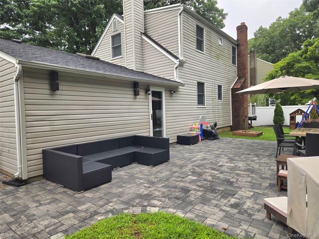 9 Runyon Street, Bay Shore, NY 11706