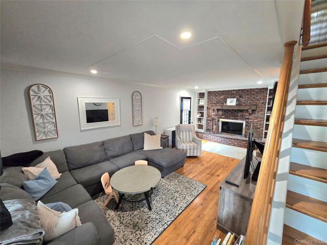 9 Runyon Street, Bay Shore, NY 11706