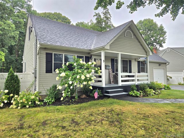9 Runyon Street, Bay Shore, NY 11706