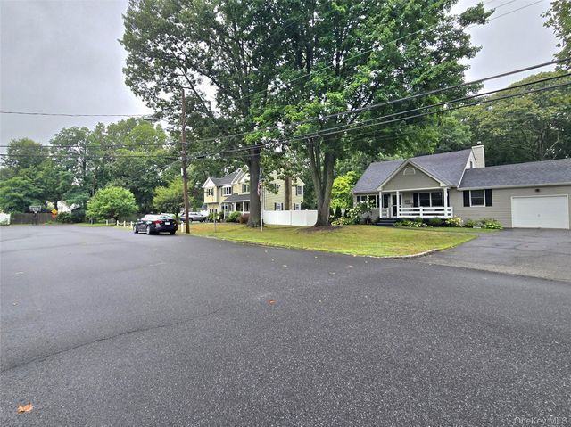 9 Runyon Street, Bay Shore, NY 11706