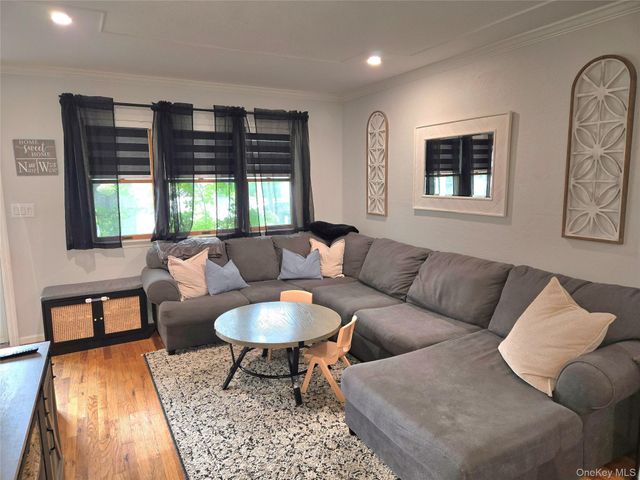 9 Runyon Street, Bay Shore, NY 11706