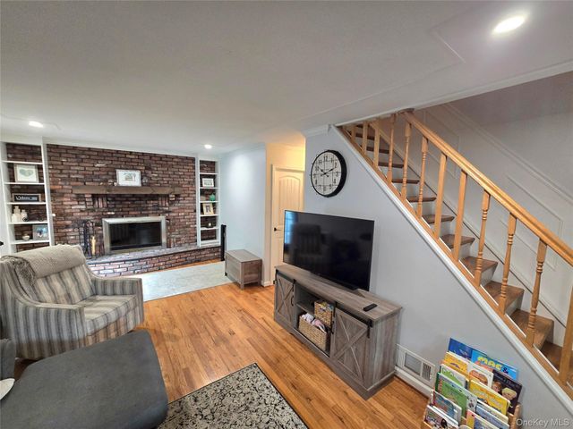 9 Runyon Street, Bay Shore, NY 11706