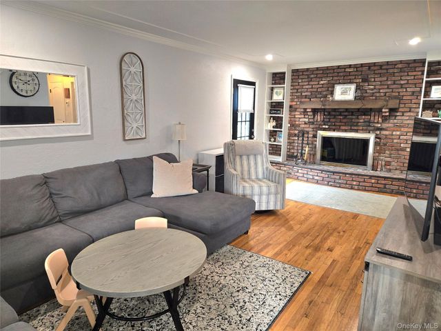 9 Runyon Street, Bay Shore, NY 11706