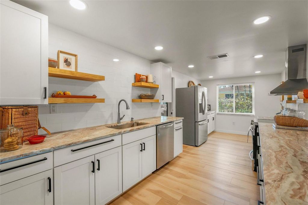 Image 13 of property listing at 401 PICASSO DRIVE, Nokomis, FL 34275