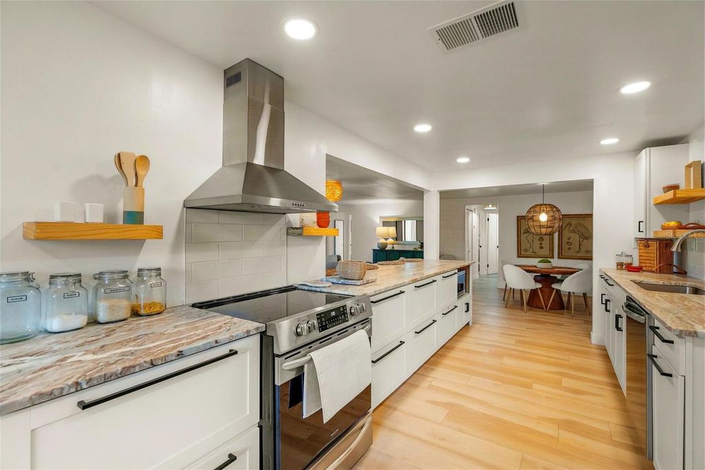 Image 15 of property listing at 401 PICASSO DRIVE, Nokomis, FL 34275