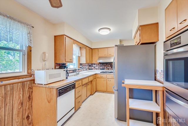 29 Hopkinson Avenue, Piscataway, NJ 08854