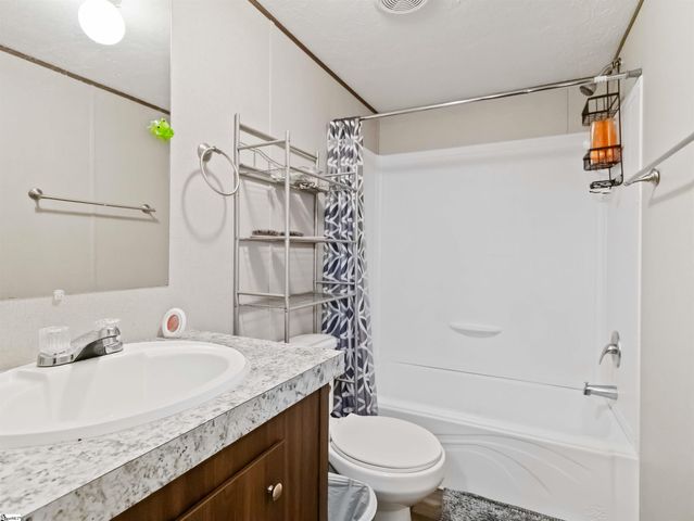 8 Doby Court, Wellford, SC 29385