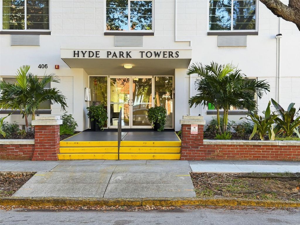 Image 5 of property listing at 406 W AZEELE STREET 103, Tampa, FL 33606