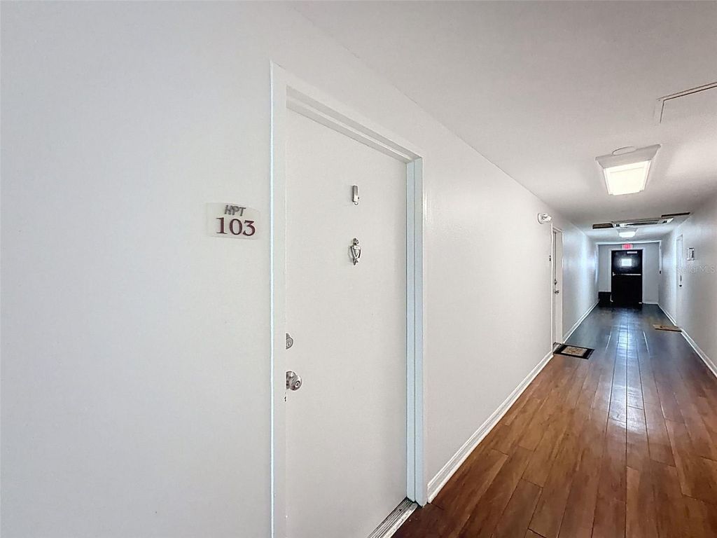 Image 6 of property listing at 406 W AZEELE STREET 103, Tampa, FL 33606