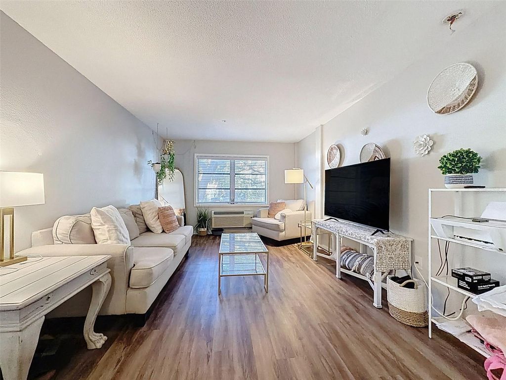 Image 7 of property listing at 406 W AZEELE STREET 103, Tampa, FL 33606