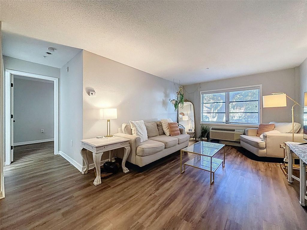 Image 10 of property listing at 406 W AZEELE STREET 103, Tampa, FL 33606