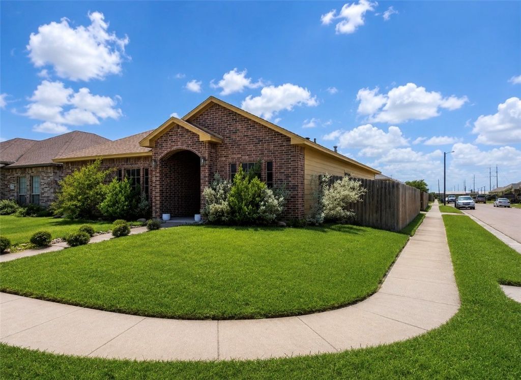 2305 Vaughan Dr, Corpus Christi, TX 78414 — photo 2