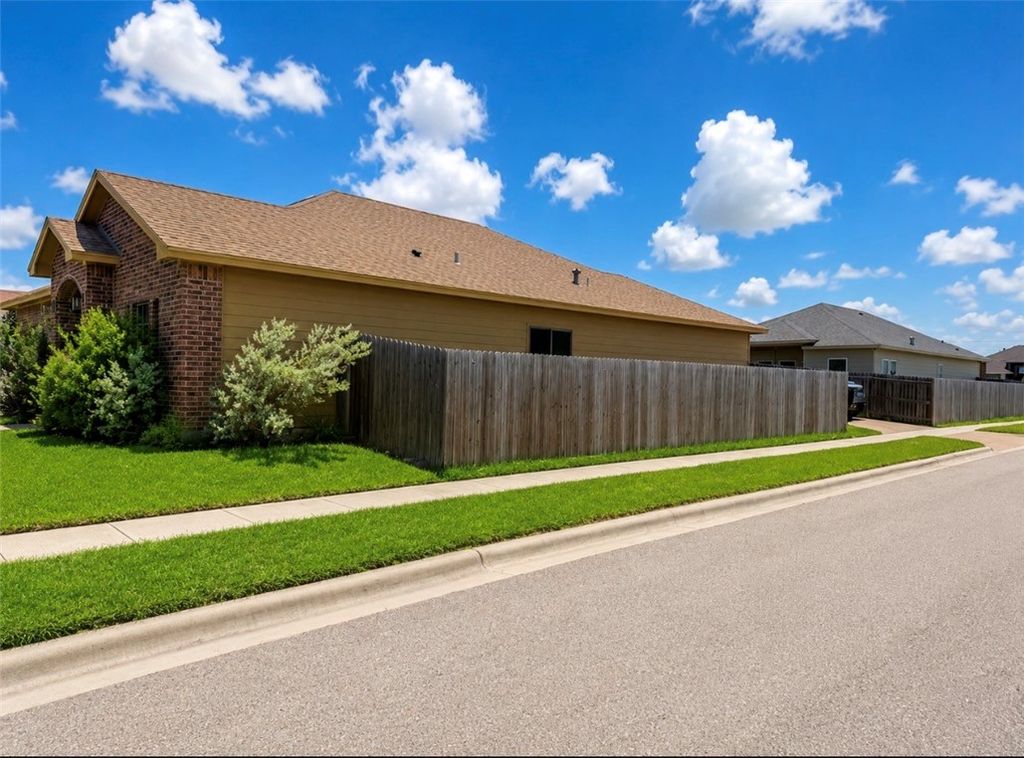 2305 Vaughan Dr, Corpus Christi, TX 78414 — photo 3