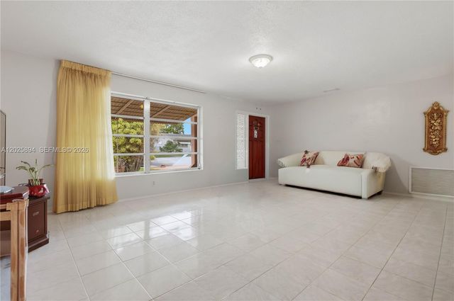 4901 NW 53rd St, Tamarac, FL 33319