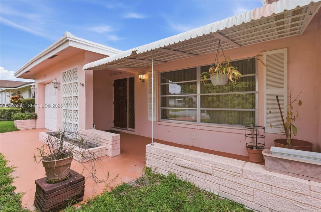 4901 NW 53rd St, Tamarac, FL 33319