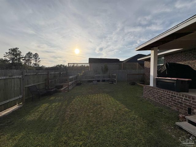 5653 Burr St, Milton, FL 32570