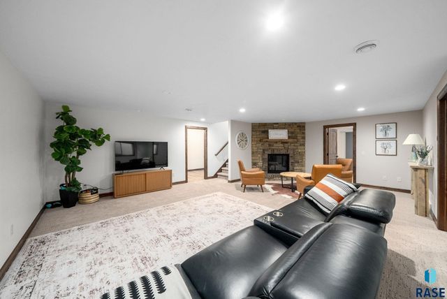 4900 E Cattail Dr Drive, Sioux Falls, SD 57110