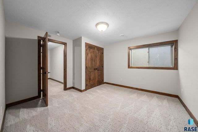 4900 E Cattail Dr Drive, Sioux Falls, SD 57110