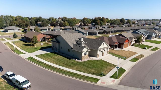 4900 E Cattail Dr Drive, Sioux Falls, SD 57110