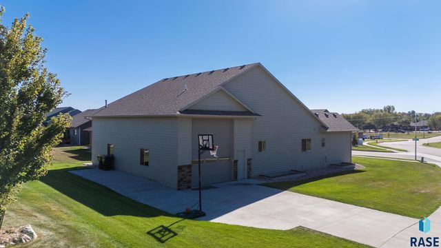 4900 E Cattail Dr Drive, Sioux Falls, SD 57110