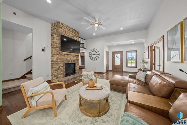 4900 E Cattail Dr Drive, Sioux Falls, SD 57110