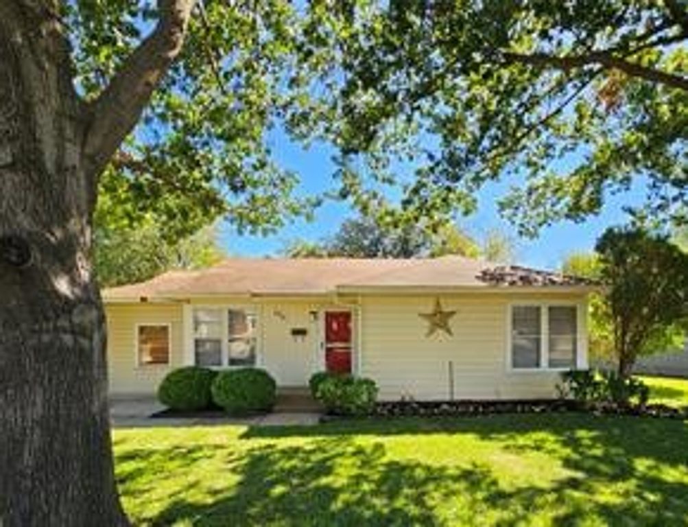 615 W Nash Street, Grapevine, TX 76051