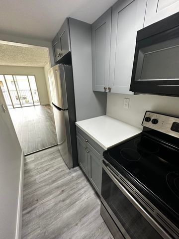 1501 Crescent Circle C27, Lake Park, FL 33403