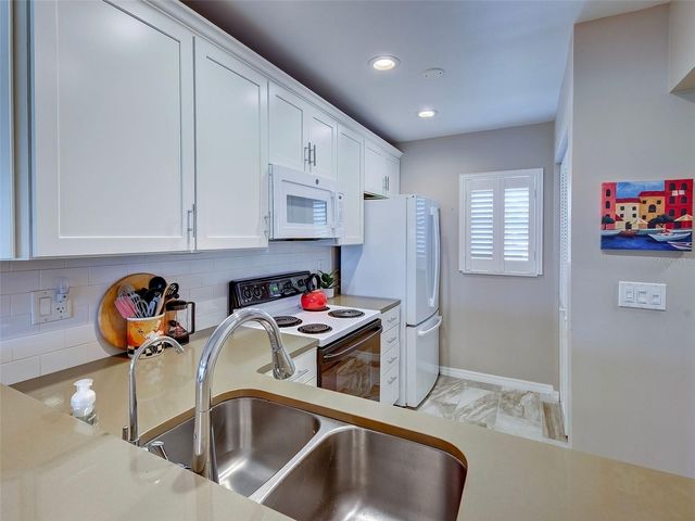 408 CERROMAR CIRCLE S 233, Venice, FL 34293