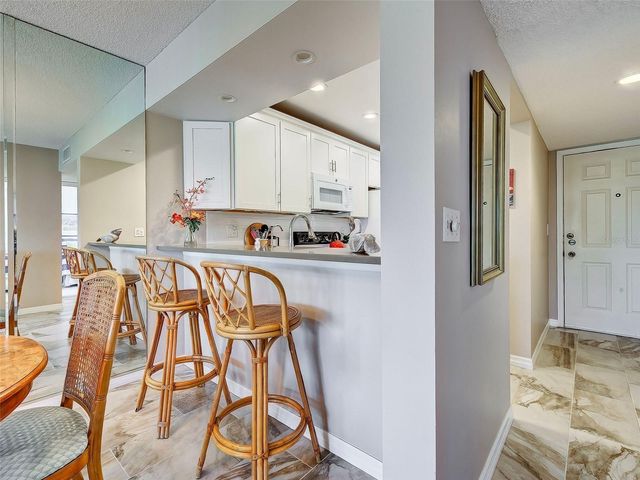 408 CERROMAR CIRCLE S 233, Venice, FL 34293