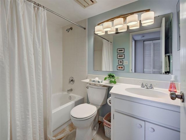 408 CERROMAR CIRCLE S 233, Venice, FL 34293