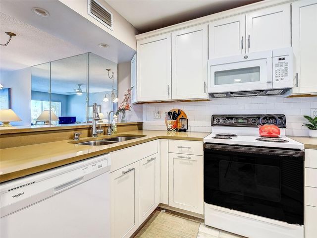 408 CERROMAR CIRCLE S 233, Venice, FL 34293