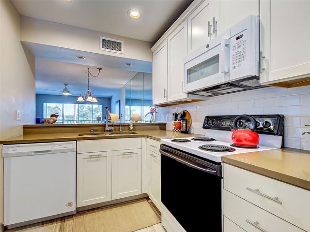 408 CERROMAR CIRCLE S 233, Venice, FL 34293