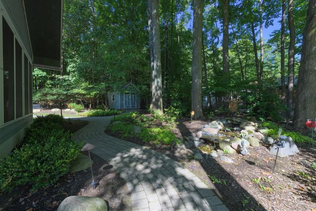 848 W Center Street, Douglas, MI 49406