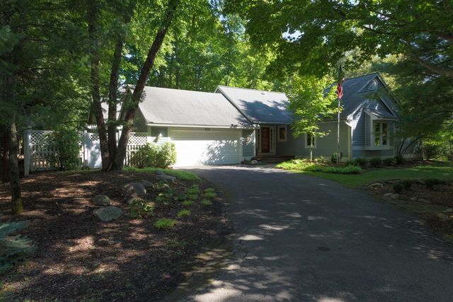 848 W Center Street, Douglas, MI 49406