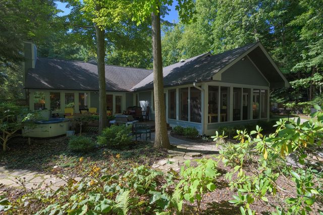 848 W Center Street, Douglas, MI 49406