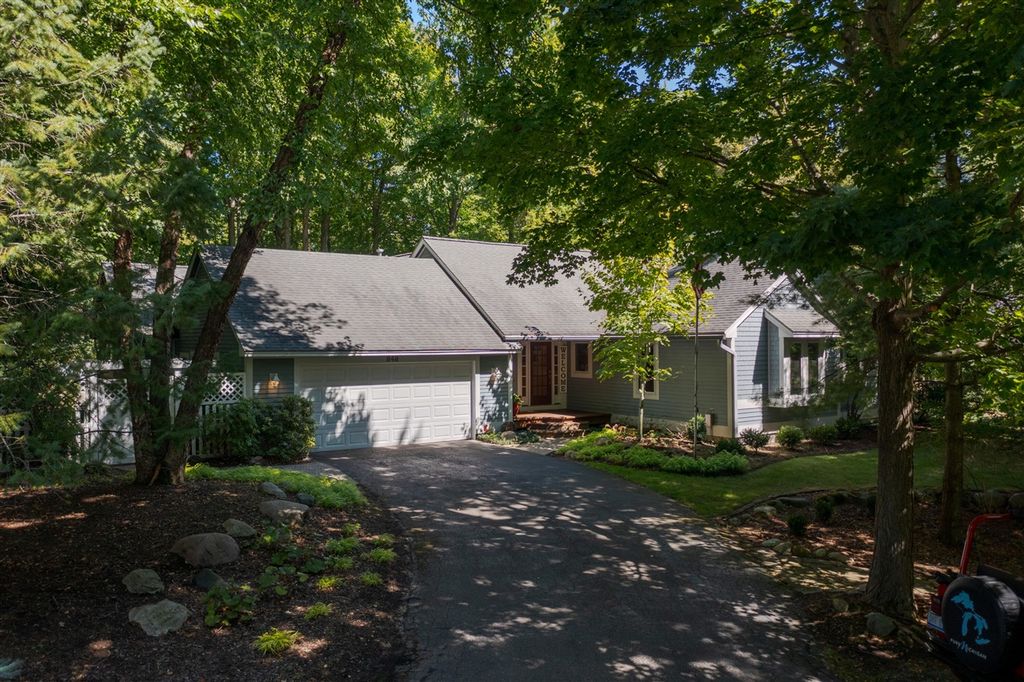 848 W Center Street, Douglas, MI 49406