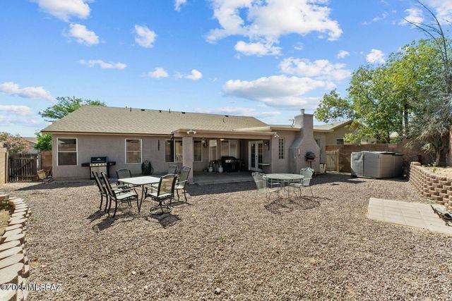 8902 N Soft Winds Drive, Tucson, AZ 85742