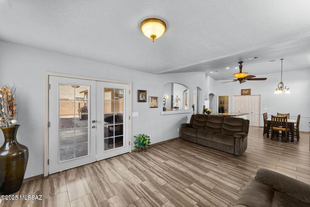 8902 N Soft Winds Drive, Tucson, AZ 85742