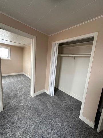 5718 Fenton Street, Dearborn Heights, MI 48127